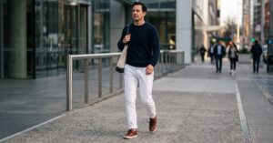 Pantalons blancs pour homme portés avec style en tenue décontractée chic, look masculin moderne