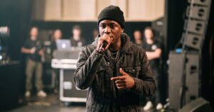 Rappeur français noir en pleine performance, incarnant la puissance du rap hexagonal contemporain